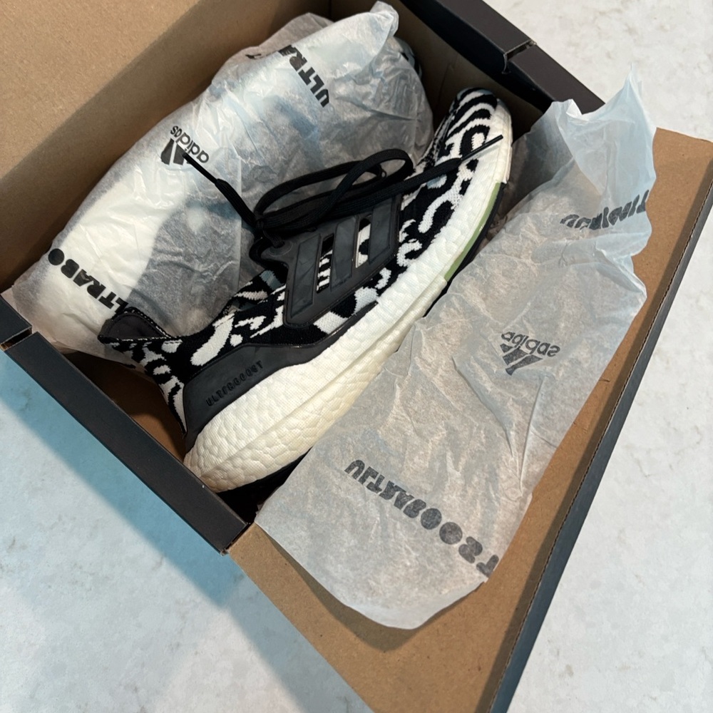Adidas Ultraboost 22 Women’s Running Shoes Style 21W almost lime 🍋🟩 gently worn